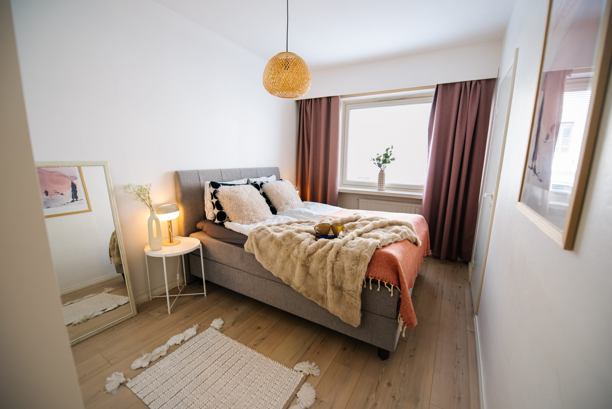 Huolella stailattu ja edustava Airbnb-makuuhuone hostauspalvelumme kohteessa.